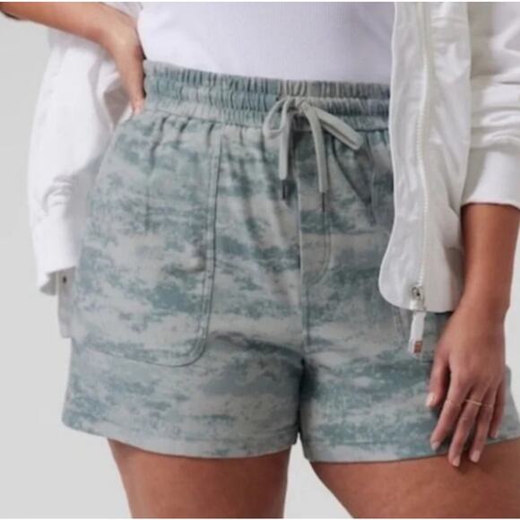 NWT Athleta Farallon Shorts Fog Camo Coast Grey Size 3X Camouflage - Athleisure - Picture 1 of 11
